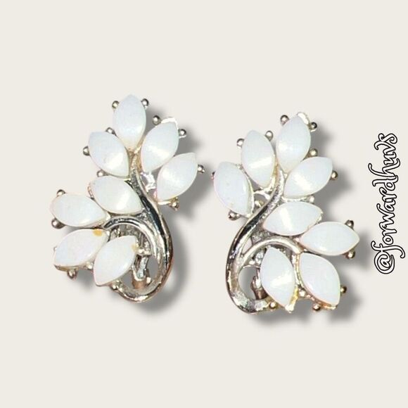 Silver-Tone Non-Pierced Earrings – Timeless Vintage Elegance - Picture 1 of 7